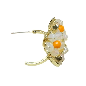 Pendientes de flores bañados en oro con pétalos de opale blanco y cristal naranja