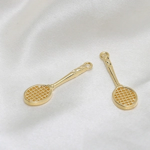Vue détaillée de deux pendentifs raquette de tennis dorés avec maille fine pour bijoux DIY