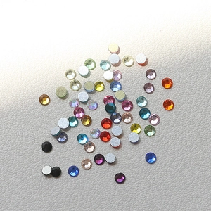 Flache Darstellung bunter geschliffener Kristall-Strasssteine für DIY-Schmuck