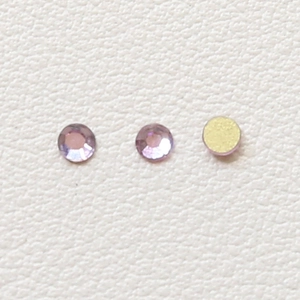 Details von lila facettierten Kristall-Strasssteinen für DIY-Hexen- und Teufelsaugen