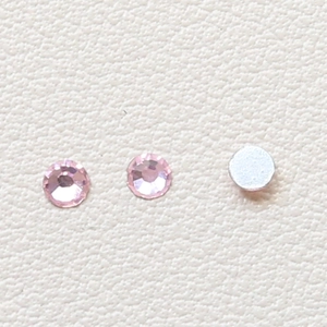 Makroaufnahme von facettierten rosa Kristallsteinen mit flacher Rückseite für DIY-Schmuck