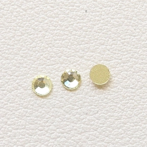 Nahaufnahme champagnerfarbener facettierter Kristalle mit flacher Rückseite für DIY