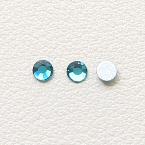 Makroansicht seeblauer facettierter Kristallsteine für DIY-Schmuck und Nailart