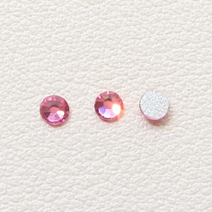 Makro-Detail von facettierten rosa Strasssteinen mit silberner Rückseite für DIY