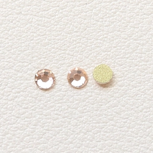 Makro-Detail von Roségold Flatback-Strasssteinen mit facettiertem rundem Schliffdesign