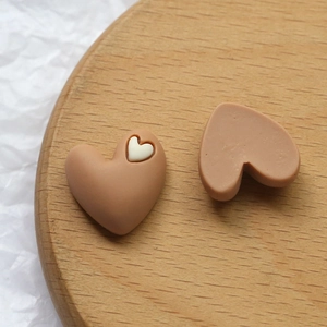 Nahaufnahme von rosa Herz-Harz-Anhängern für DIY-Schmuck und Haarschmuck-Basteln