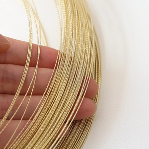 Vista macro de alambre trenzado chapado en oro de 14k para creación de joyas DIY y arte