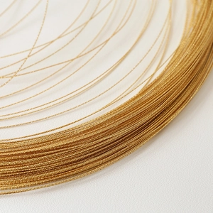 Vista macro de alambre de cobre trenzado de oro 14k con textura de corte de diamante DIY