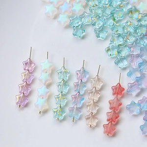 Détail macro de perles étoiles irisées de 8mm avec feuille d'or pour bijoux DIY