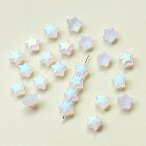 Détail de perles en verre étoiles roses de 8mm pour bijoux DIY avec tiges en métal