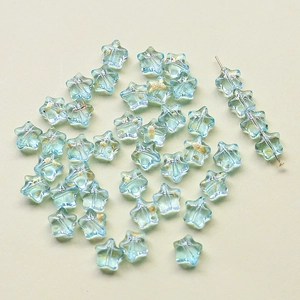 Détail de perles d'étoiles en verre bleu clair 8mm avec poudre dorée pour bijoux
