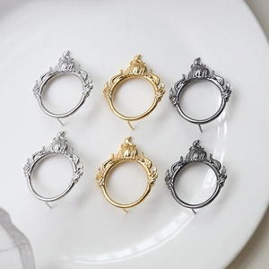 Supports de perles style flamme en or, argent et noir fusil sur une assiette blanche