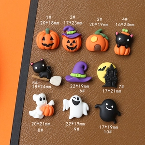 Vista di 10 ciondoli di Halloween in resina con disegni di zucca, fantasma e cappello da strega