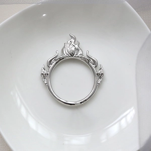 Vue détaillée d'une bague flamme argentée avec finition polie sur plateau blanc