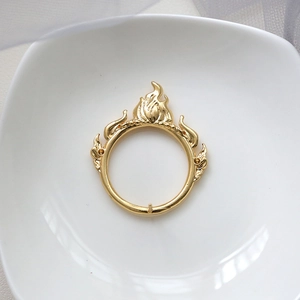 Détail du support de bague flamme dorée avec tige pour création de bijoux en perles