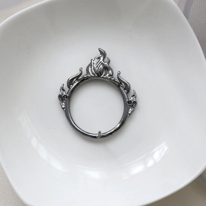 Vue détaillée d'un accessoire de bague gothique à motif flamme avec finition noire