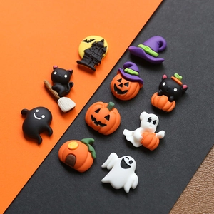 Dettaglio di 11 ciondoli di Halloween in resina con zucche e fantasmi per creazioni fai-da-te