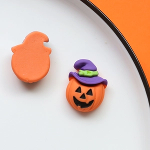 Dettaglio di un inserto in resina a forma di zucca di Halloween con cappello da strega