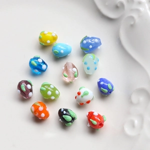 Détail de perles en verre colorées avec pois pour la création de bijoux artisanaux