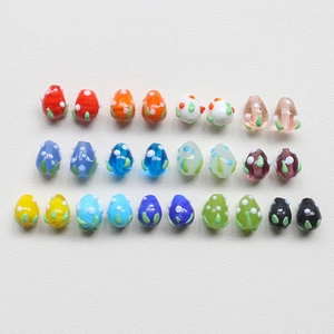 Détails macro de perles champignon en verre coloré avec pois blancs pour bijoux DIY