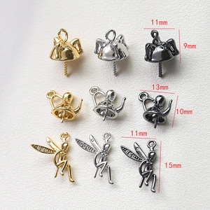 Vue macro de divers capuchons de pendentif DIY en finitions or, argent et noir