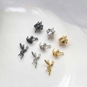 Détail de capuchons de pendentifs en forme de fée et chapeau en or, argent et noir pour bijoux