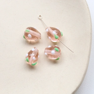 Détail macro de perles en verre rose fait main style fraise pour accessoires de bijoux DIY