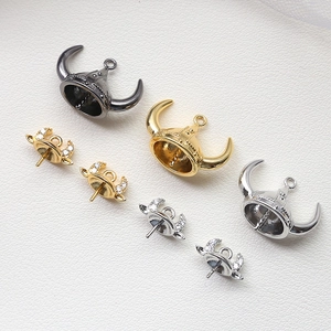 Détail macro de breloques cornes de taureau avec zircons pour bijoux en perles DIY élégants