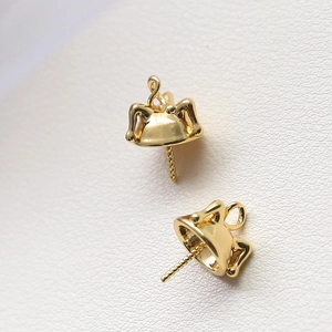 Vue macro de bélières coupelles pour perles en plaqué or 18K avec tiges filetées de luxe