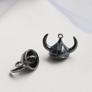 Détail d'un pendentif casque à cornes en métal noir pour la création de bijoux DIY