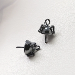 Vue macro du support de pendentif perle baroque en forme de grenouille pour bijoux DIY