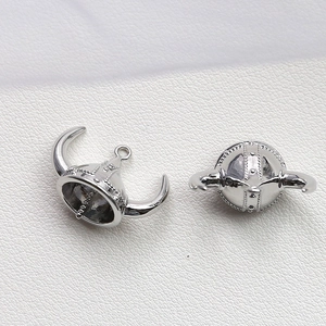 Vue macro de pendentifs casque viking argentés à cornes pour bijoux DIY