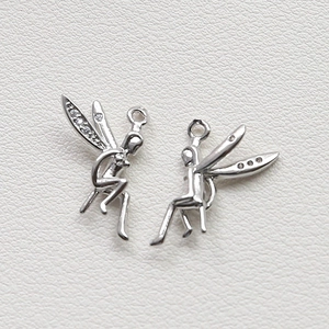 Vue détaillée des pendentifs fée en argent avec zircons étincelants sur les ailes