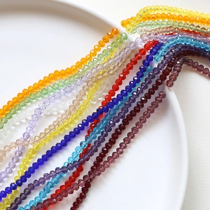 Détail de perles de cristal facettées de 3,5mm aux couleurs vives pour bijoux DIY