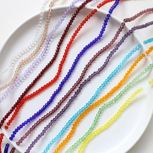 Gros plan de perles en verre de cristal facettées de 3,5 mm en couleurs assorties
