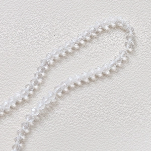 Détail macro de perles de cristal clair facettées de 3,5 mm pour la création de bijoux