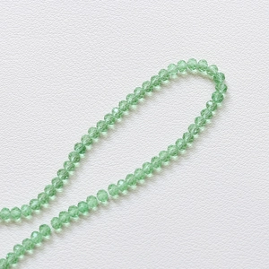 Détail de perles de cristal vert facetté de 3,5mm pour création de bijoux DIY artisanaux