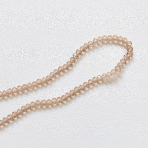 Gros plan de perles en cristal facetté champagne 3,5 mm pour la fabrication de bijoux DIY