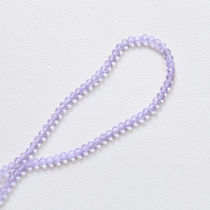 Vue macro de perles en cristal lavande facettées de 3,5 mm pour bijoux artisanaux