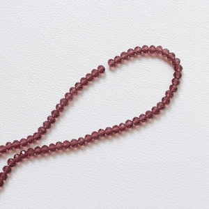Vue détaillée de perles de cristal violettes facettées de 3,5 mm pour bijoux DIY