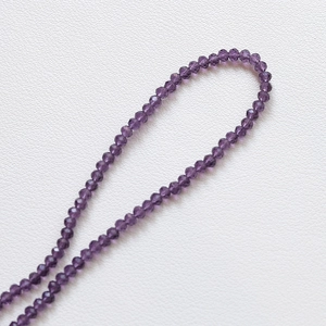 Vue macro de perles en cristal violet facetté pour la création de bijoux DIY