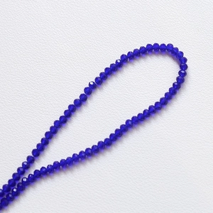 Vue détaillée de perles de cristal bleu foncé facettées 3,5mm pour bijoux DIY