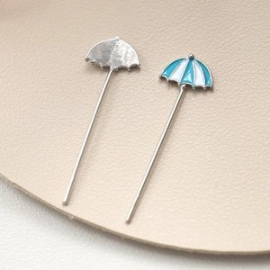 Details eines blau-weißen Emaille-Regenschirm-Anhängers für DIY-Schmuck mit Silberfinish