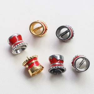 Accessori per gioielli a cappello da strega in smalto rosso con basi in metallo dorato