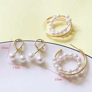 Détails de boucles d'oreilles nœud et double cercle avec perles blanches et plaqué or