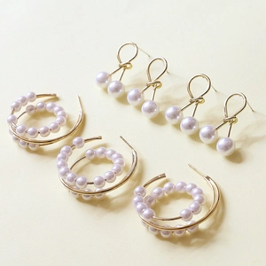 Élégantes boucles d'oreilles nœud cerise dorées et créoles double perles pour femme