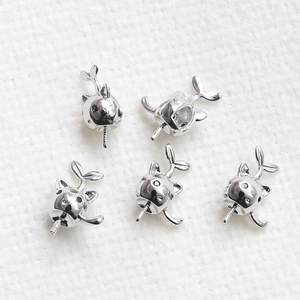 Detailweergave van vijf zilverkleurige kattenbedeltjes voor DIY-sieraden maken