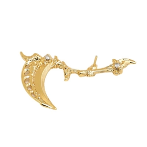 Gotische goldene Sichel-Ohrringe mit Knochenstruktur und weißen Zirkonia-Steinen auf Weiß