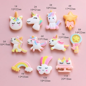 Makroansicht bunter Resin-Anhänger mit Regenbogen und Einhörnern für DIY-Bastelarbeiten