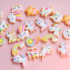 Nahaufnahme von DIY-Anhängern aus Harz mit Einhorn, Regenbogen und Sternen in Pastell